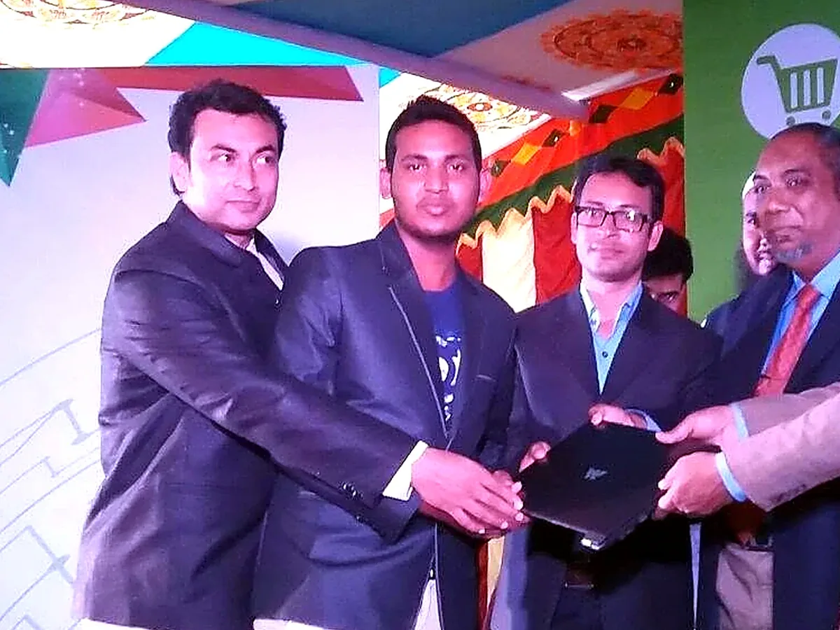 Abdullah Mahmud receiving the Best Freelancing Award 2017 in the SEO category